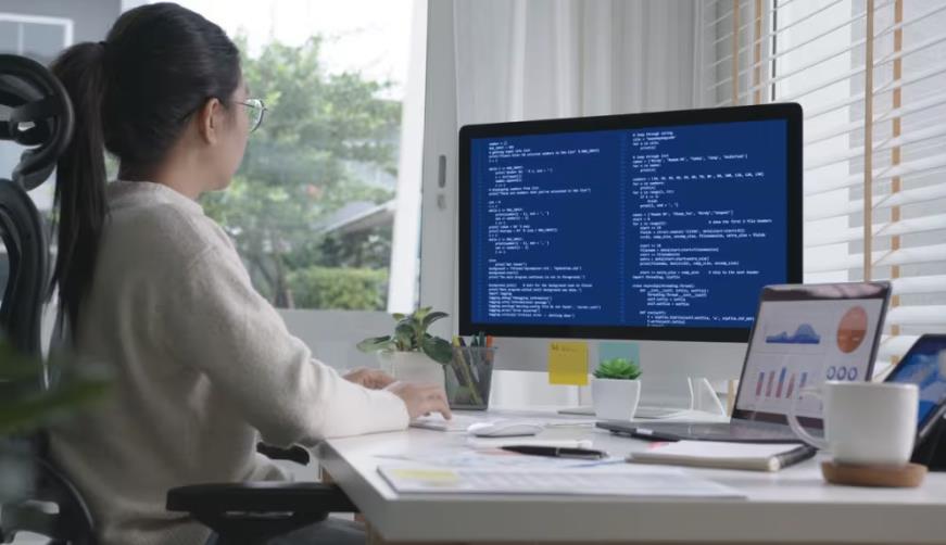 土默特右旗软件开发公司实战建议:网站赋能,为何必须接入支持机器人?